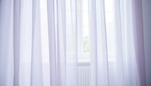 Elegante voile stof die de ruimte opfleurt met zijn zachte textuur en lichte kleuren.